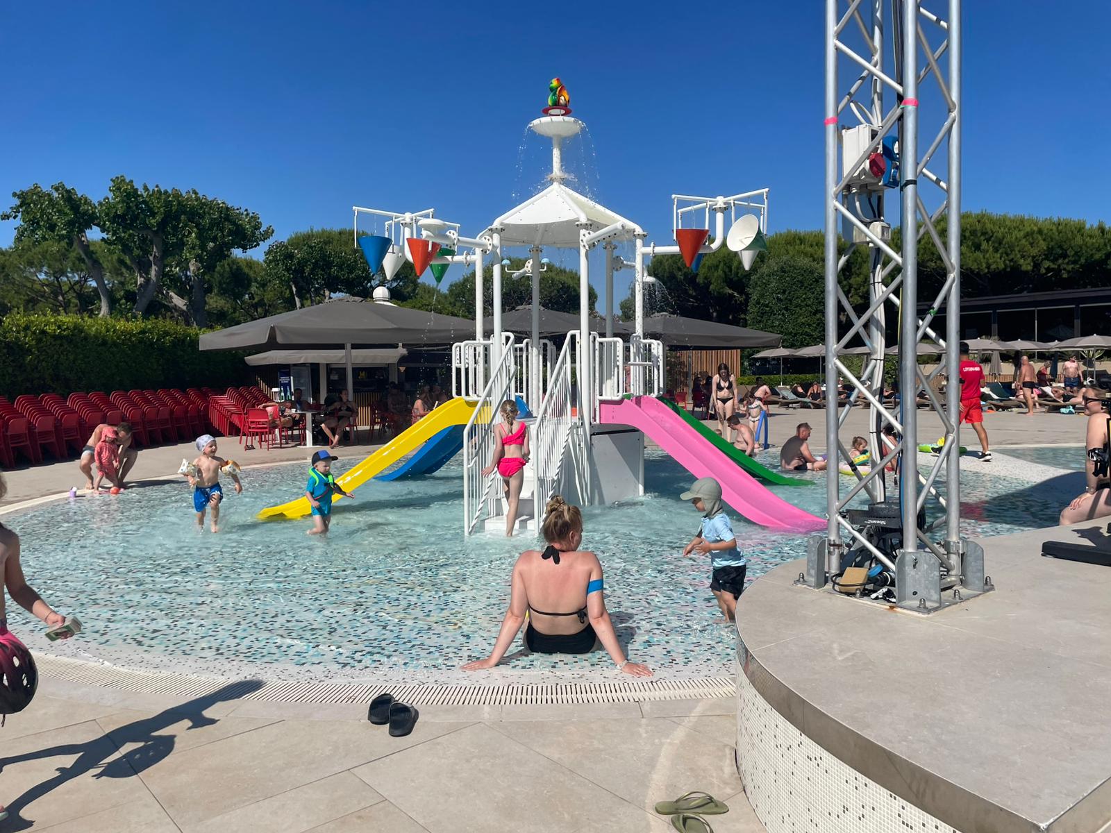 Kinderbereich im Pool mit Rutschen