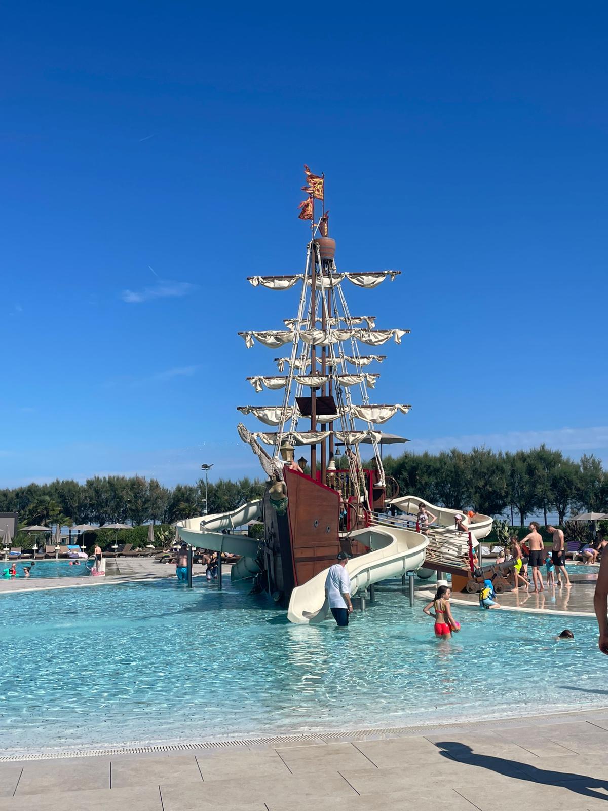 Poollandschaft mit Spielschiff und Wasserrutschen