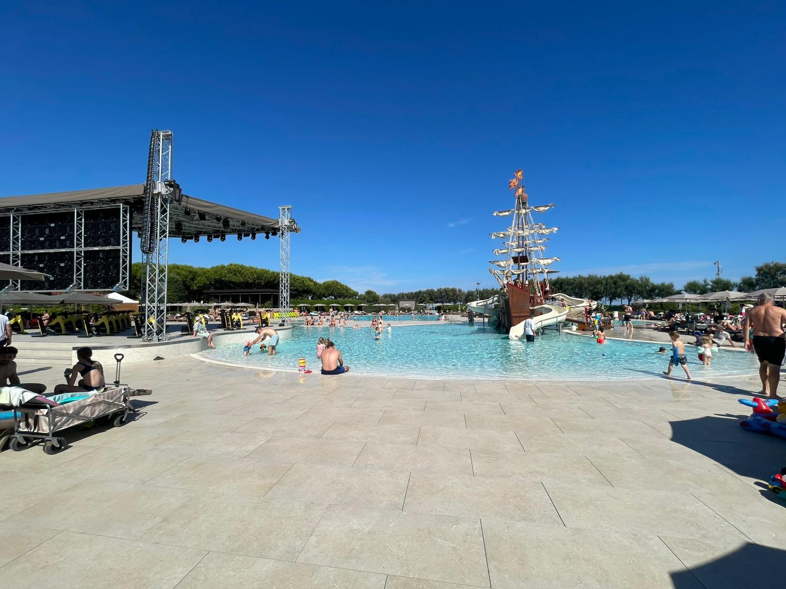 Pool-Landschaft mit Piratenschiff bei Campingclub Lido di Jesolo